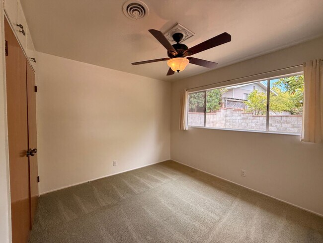 Building Photo - 1950's Ranch Style 2+2 with den/office Hom...