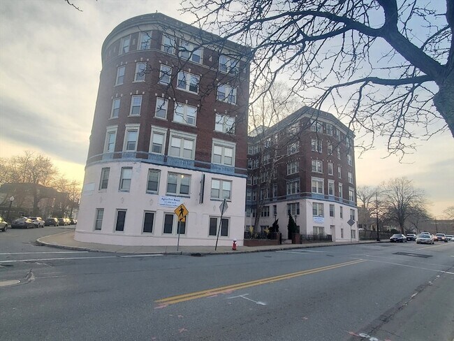 Building Photo - 415 County St