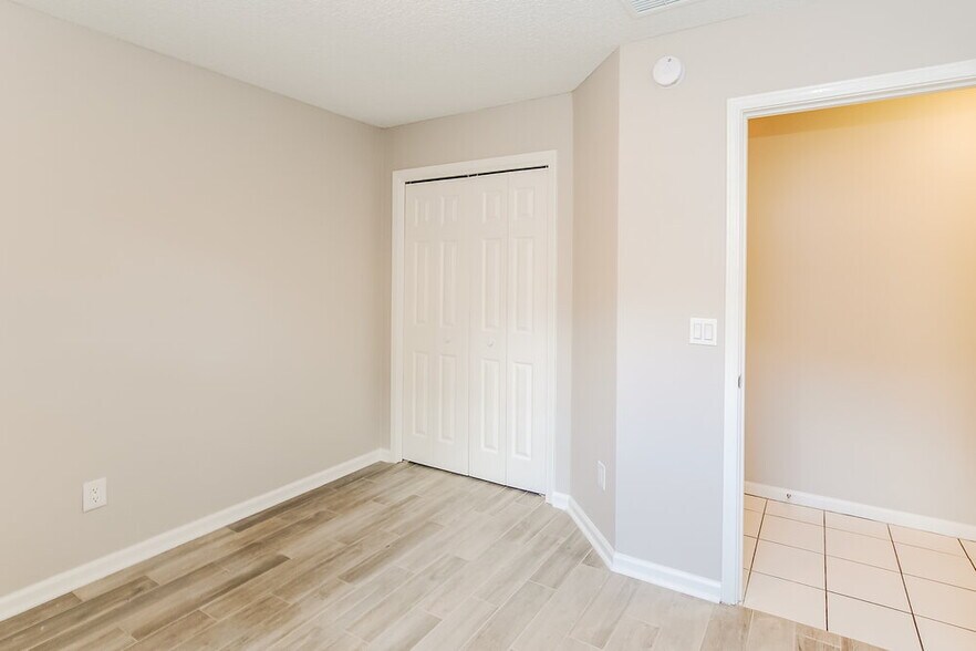 Building Photo - 3750 Barbizon Cir S