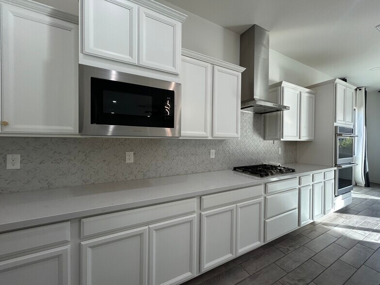 Building Photo - 8731 W Wagon Wheel Dr