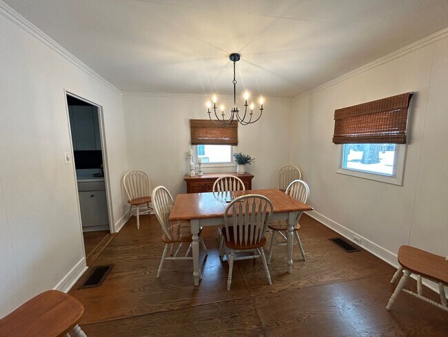 Building Photo - 4 Bed, 2 Bath House