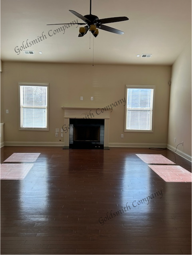 Building Photo - "Spacious 5-Bedroom Retreat with 4 Full Baths in Greenville - 3,400 Sq Ft of Comfort!"