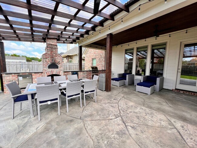 Building Photo - 725 Dumaine Dr