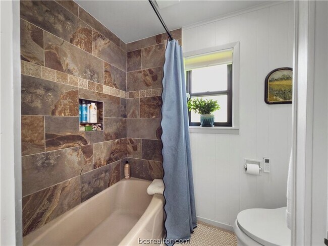 Building Photo - 2525 Willow Bend Dr
