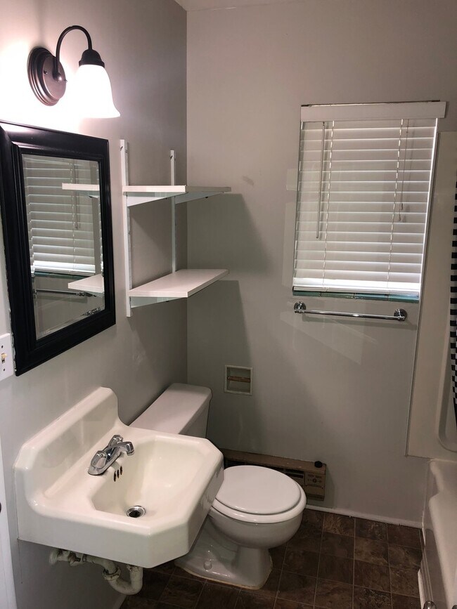 Building Photo - Charming Studio Apartment Near Downtown Spokane