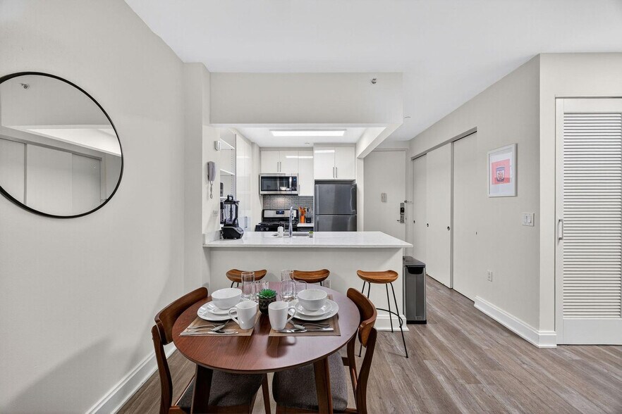 Building Photo - 10 Hanover Square