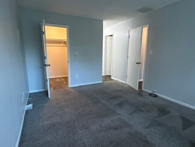 Building Photo - 819-823 Riverview Terrace