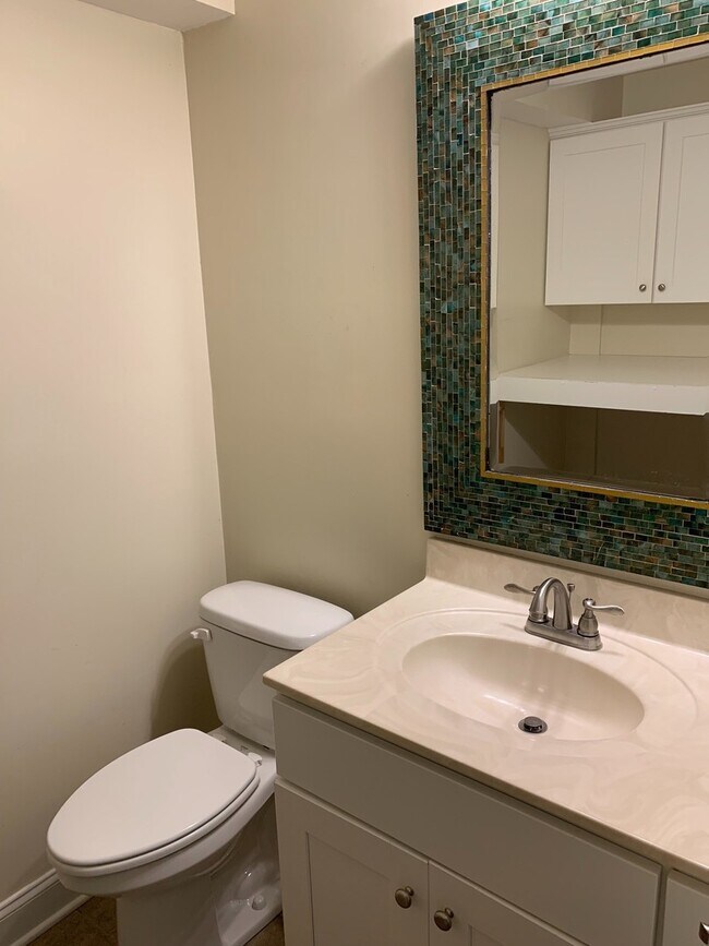 Building Photo - Perfect 2 bed 2.5 bath Lindley Park area T...