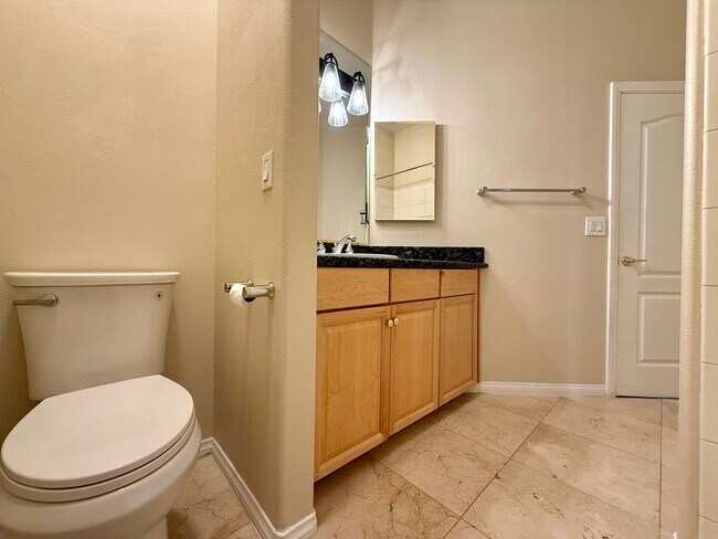 Building Photo - Grand 3 bedroom home with lake and golf co...