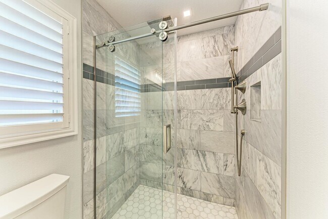 Building Photo - Furnished/Unfurnished ** Annual Rental ** Available 5/1/26 ** 4 Bed/2 Bath Single Family Home ** ...
