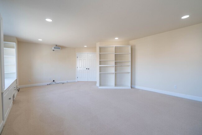Building Photo - 5Br/3.25Ba Sammamish Home