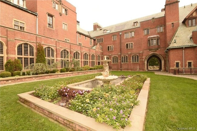 Building Photo - 304 Chateau Rive