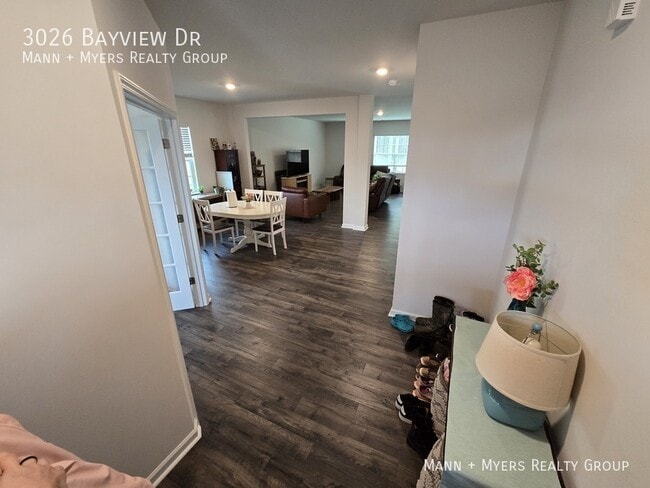 Building Photo - 3026 Bayview Dr