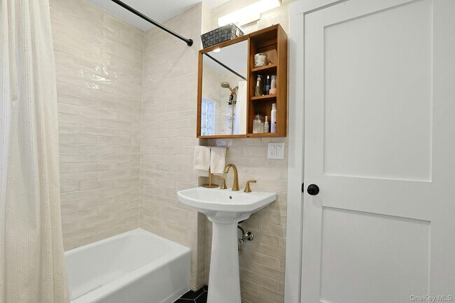 Building Photo - 32 School St