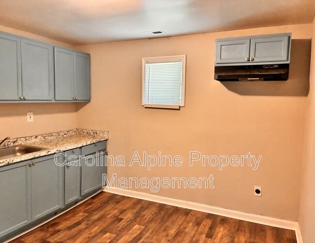 Building Photo - 936 Bond Ave