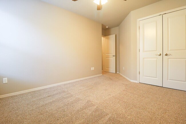 Building Photo - Spacious 3 Bedroom / 2 Bathroom with Modern Upgrade