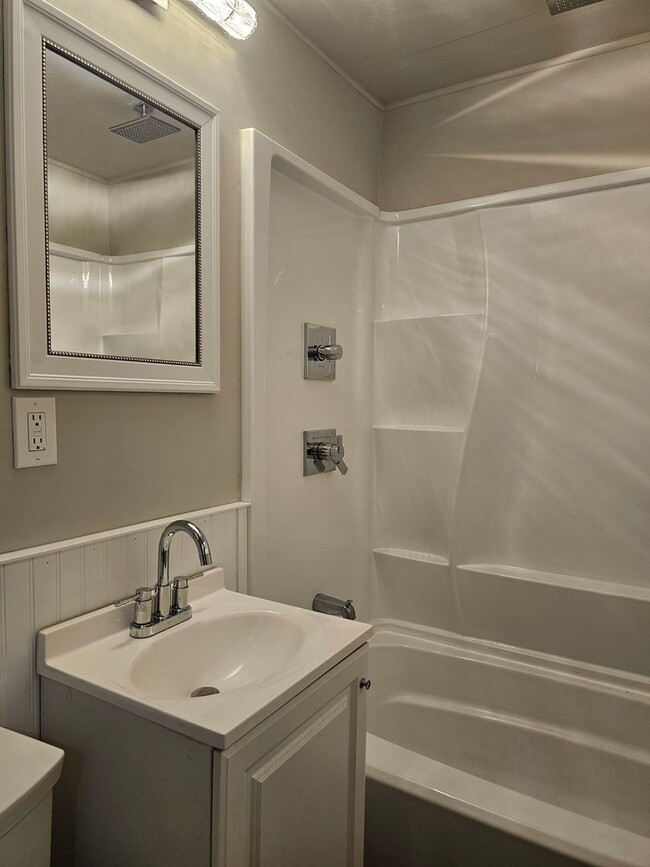 Building Photo - Very updated, cozy two bedroom across from BGHS