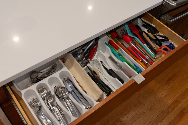 Building Photo - 6836 S Land Park Dr