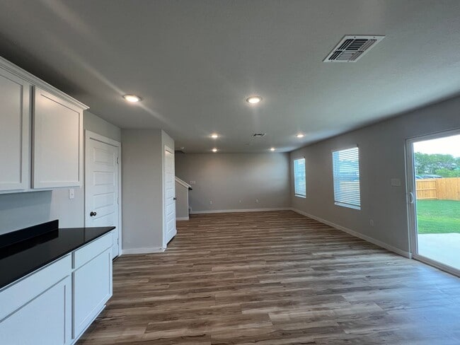 Building Photo - Charming 3/2.5 2 Story Home in Hiddenbrook