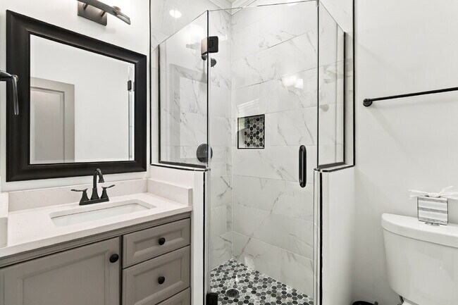 Building Photo - Updated Cottage 5 mins from Uptown Charlotte!