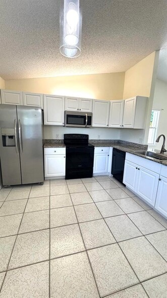 Building Photo - 5149 El Claro Cir