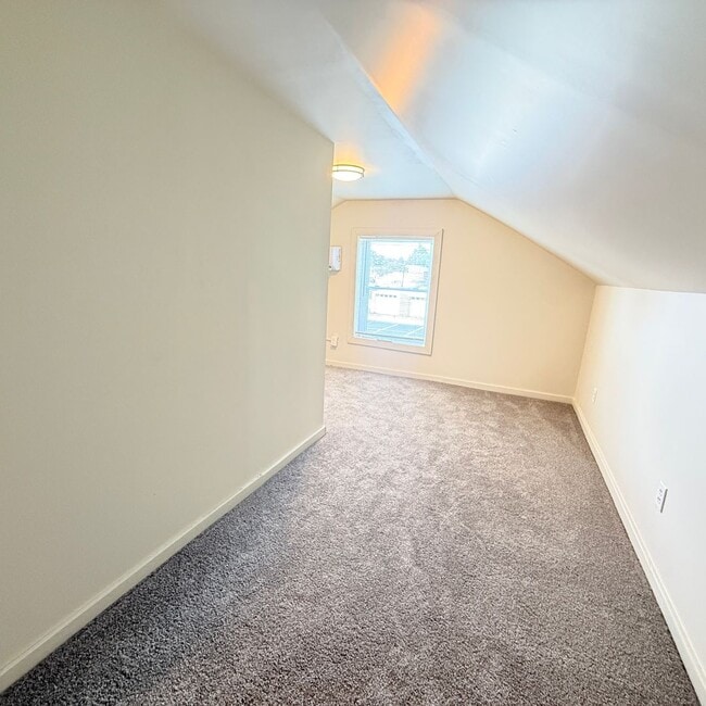 Building Photo - Newly renovated 4 bed 2 bath home