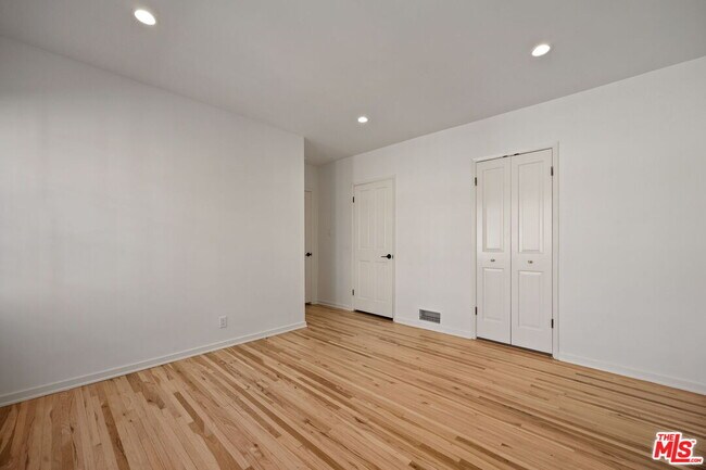 Building Photo - 450 Smithwood Dr