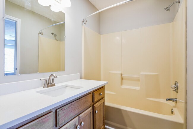 Building Photo - 114 Northlake Dr