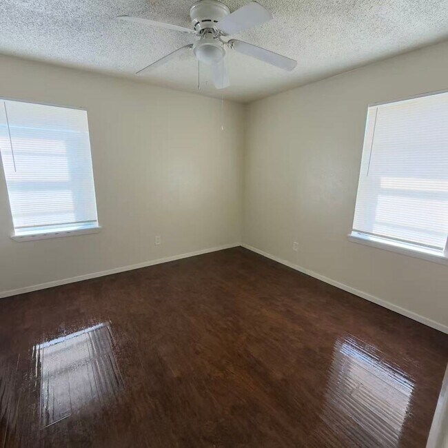 Building Photo - Beautiful 3 Bedroom 2 Bathroom in Garland!