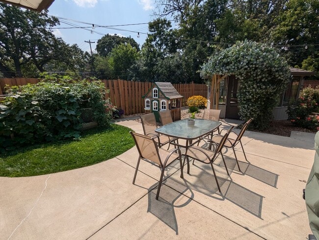 Building Photo - Charming & Spacious Home in the Heart of R...