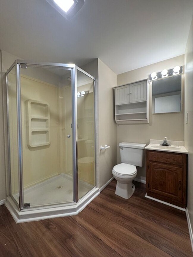 Building Photo - 4-Bedroom Home with 2-Car Garage close to ...