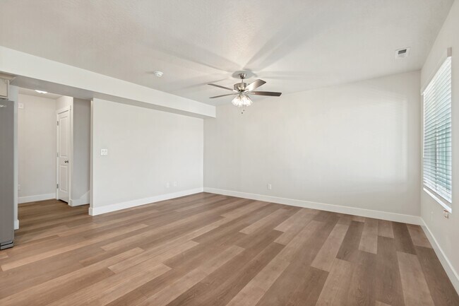 Building Photo - 65 E 970 N
