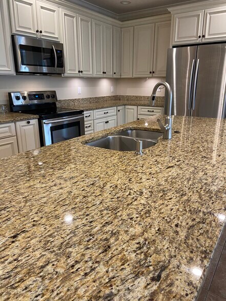 Building Photo - 4412 Vanda Dr