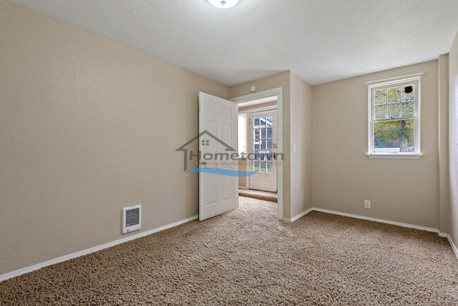 Building Photo - 1 Bedroom Cottage Close to Downtown Coeur ...