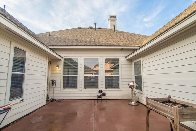 Building Photo - 8847 Distant Woods Dr
