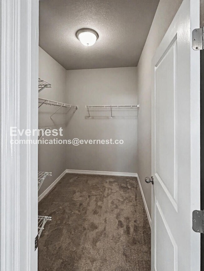 Building Photo - 2 Bed/2 Bath Home with Fenced Yard & Garage / Available Now!