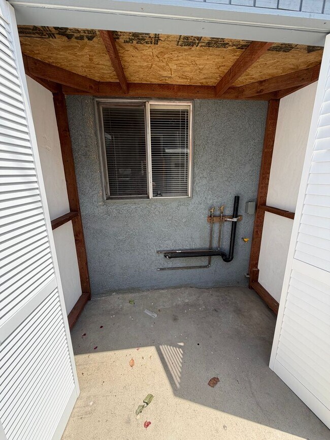 Building Photo - READY TO MOVE IN- MUST SEE - TWO CAR OFF STREET PARKING SPOTS AND UTILITIES PAID