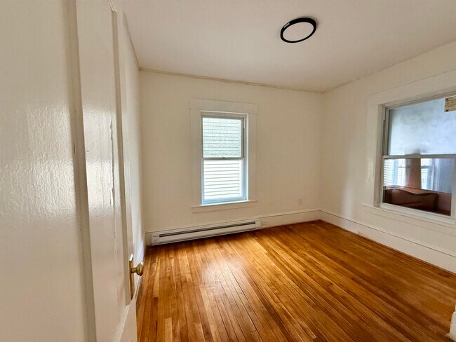 Building Photo - 28 Brook St