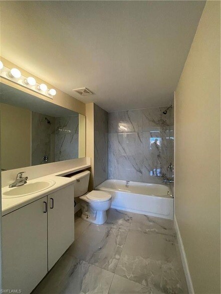 Building Photo - 1205 Wildwood Lakes Blvd
