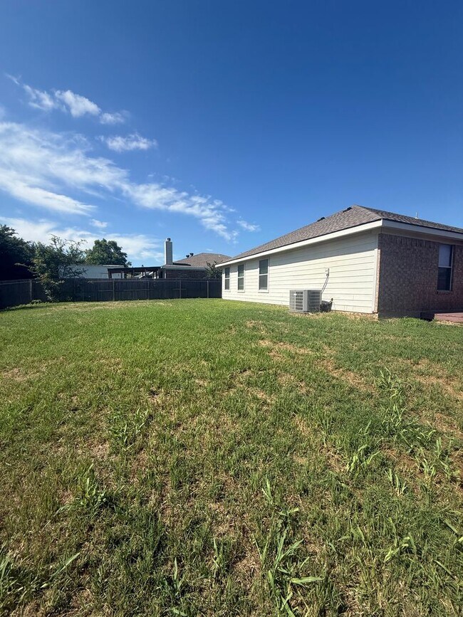Building Photo - 3/2/2 - Newly Remodeled- FENCED YARD