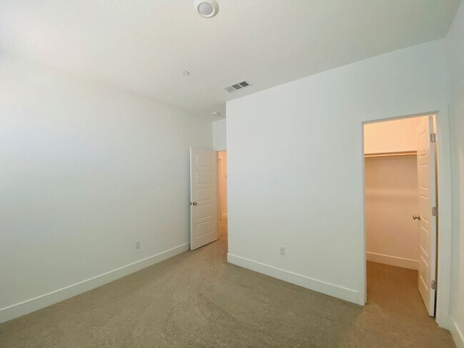Building Photo - $2,295 + $100 Solar, Copper Ave. & Willow,...