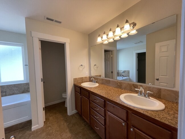 Building Photo - 608 Havenwood Dr