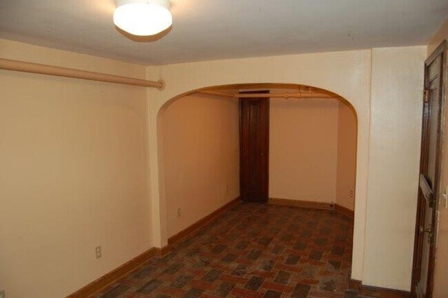 Building Photo - The Lamp House - 4 Br., 3 Bath Home  Available 8/15/2026-8/14/2027