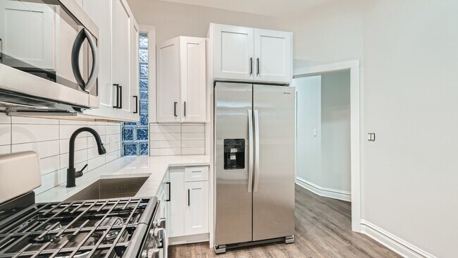 Building Photo - 4053 N Greenview Ave