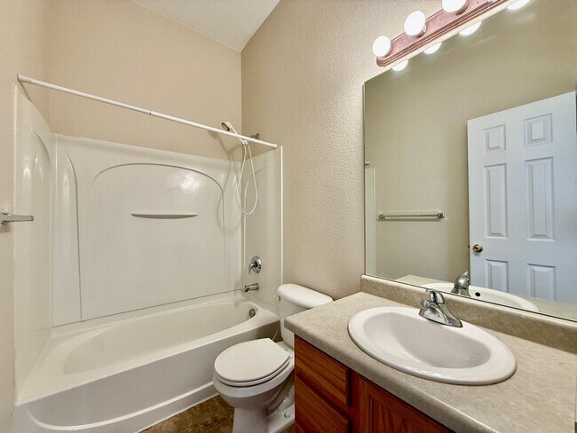 Building Photo - 3 Bedroom Townhome in a Convenient Location