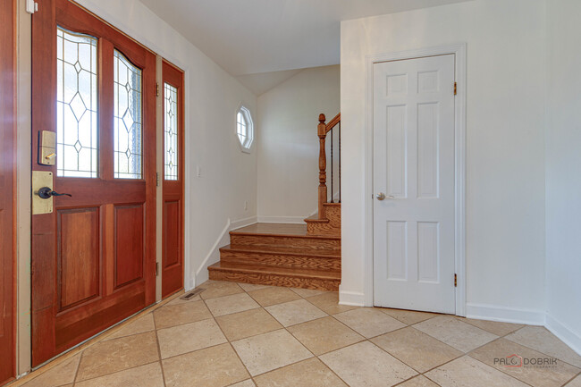 Building Photo - 813 Meadow Ln