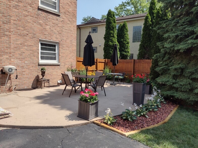 Building Photo - 1343 Woodview Ln