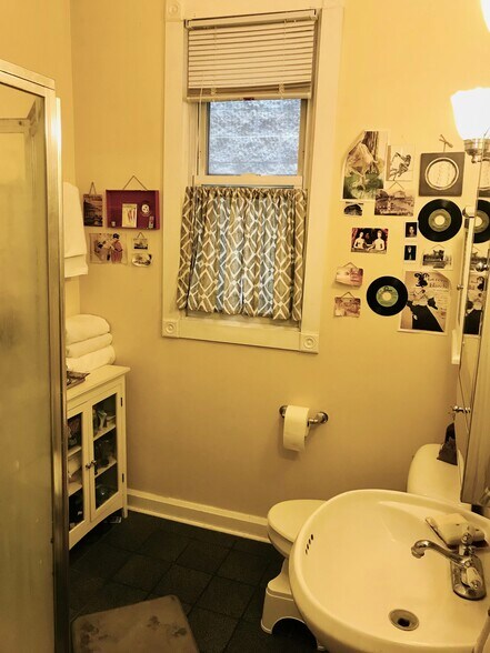 Bathroom - 1406 W Byron St