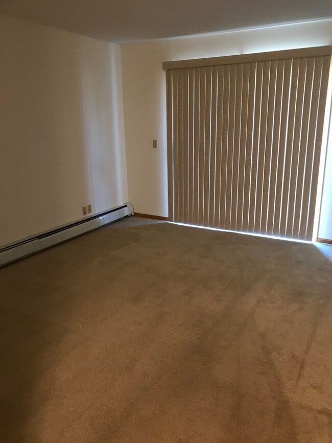 Interior Photo - 700 - 1549-1641 Dayton St.