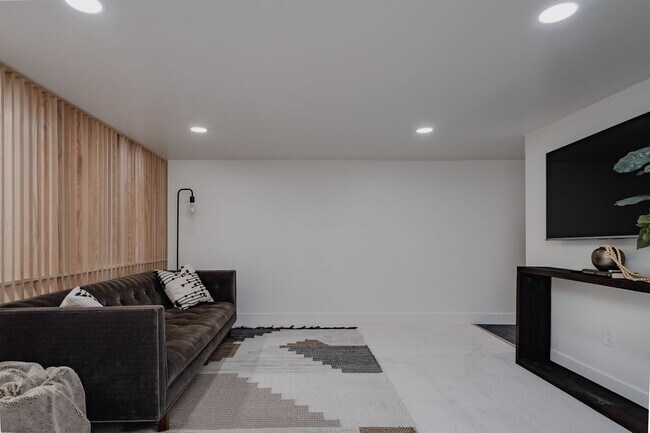 Building Photo - Chic 3BD, 3BA Mid-Century Home in Wheat Ri...